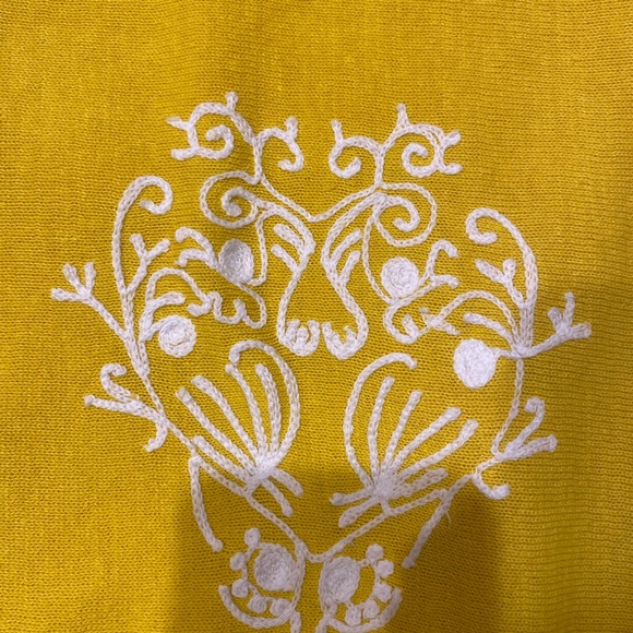 Banana Republic Yellow Knitted Linen V-Neck Top with White Embroidery size Large - Picture 11 of 11
